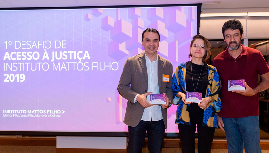 Edson Diniz (left), Júlia Vidal and Eliseu José de Oliveira, the representatives of the three winning initiatives of the 1st edition of the Challenge of Access to Justice, in 2019